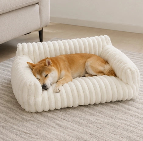canape pour chien blanc en velours cotele avec chien endormi
