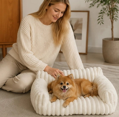 canape pour chien blanc en velours cotele avec petit chien et femme