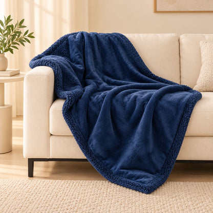 couverture en velours bleu petrole pour chien sur canape