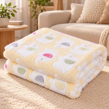 couverture fluffy chien beige motif elephant pliee