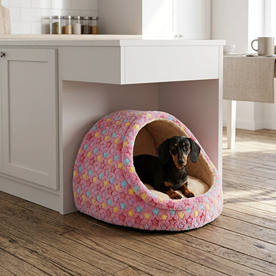 panier pour chien nid cocon rose avec teckel dans la cuisine