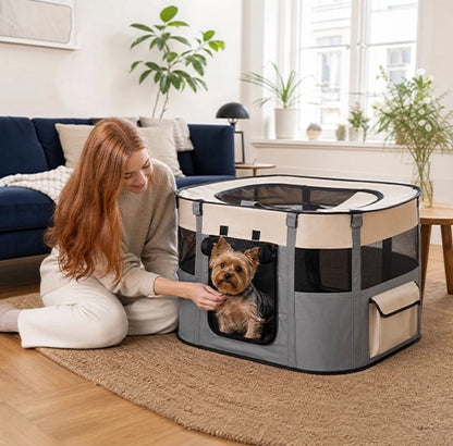 Parc pour chien pliable gris avec petit chien dans un salon lumineux